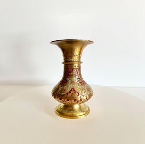 Vase unique en laiton à large ouverture avec des gravures florales émaillées colorées en rouge et vert. Disponible au prix de gros. - Product Image 1