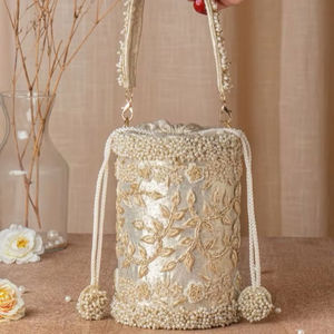 Bolso cilíndrico de seda tipo Potli con bordado Zari dorado y perlas, para mujer, boda, novia, con cordón, cartera de mano para fiesta de noche, de fábrica. - Product Image 1