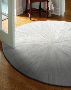 Alfombra redonda de piel de vaca con pelo blanco Alfombra de cuero a rayas hecha a mano para decoración del hogar y al aire libre - Product Image 1