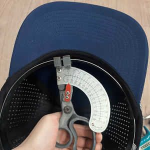 Casquettes de baseball snapback pour hommes à 6 panneaux, logo personnalisé, style golf, avec trous découpés au laser structurés, matériau imperméable - Product Image 4