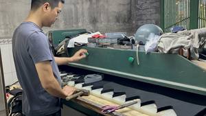 Casquette de camionneur prête à être expédiée, conçue avec une visière incurvée rigide et une construction de couronne renforcée pour un usage quotidien durable. - Product Image 6