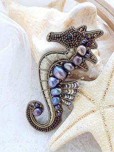 Broche Bordado a Mano con Cuentas, Elegante Pin Floral para Mujer - Product Image 1