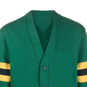 Cardigans à col en V personnalisés de style américain vert avec logo, manches longues, pulls tricotés avec rayures jaunes et noires sur les manches, fermeture à boutons - Product Image 4