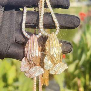 Nouveau style Pendentif Hip Hop religieux Mains en prière, plaqué or blanc, jaune et rose, serti de moissanite, pour femmes et hommes - Product Image 1