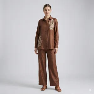 Ensemble chemise brodée marron et pantalon large pour femme, haut à col et manches longues, motif floral, élégant, décontracté, tenue de bureau, deux pièces - Product Image 1