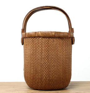 Panier rond rustique en fibres végétales avec poignée, artisanat en bambou et rotin, rangement décoratif pour la maison - Product Image 2