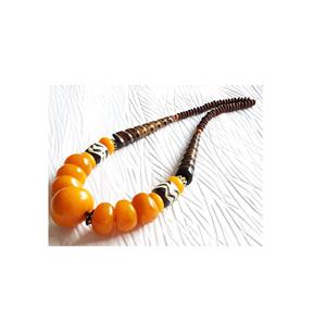 Collier en résine perlée fait main pour un style moderne. Collier en résine perlée coloré pour une mode audacieuse à prix abordable. - Product Image 6