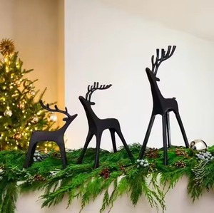 Escultura de Reno Hecha a Mano, Decoración Navideña Premium para Compradores de Comercio Minorista y Hostelería - Product Image 1