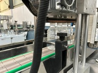Machine d'étiquetage automatique électrique pour bouteilles carrées en plastique avec applicateur d'autocollants haute précision pour l'emballage des boissons