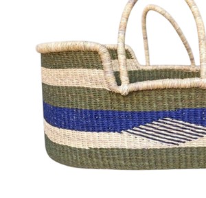 Panier à langer en jonc de mer vert mousse de qualité supérieure avec bande d'accentuation bleue, accompagné d'un panier à langer pour enfant en rotin. - Product Image 4