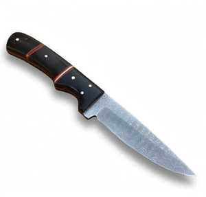 Couteau utilitaire d'extérieur en acier Damas fait main sur mesure avec manche en composite noir et accent cramoisi - Product Image 1