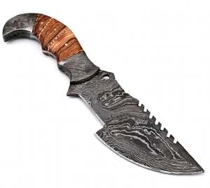 Couteau utilitaire robuste en acier Damas artisanal, manche en bois segmenté, lame à dos segmenté, outil de terrain - Product Image 1