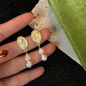 Pendientes de Aguja Plateados Retro Franceses con Perlas Barrocas Naturales de Luz Intensa para Mujer, Diseño Simple y Elegante - Product Image 5