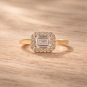 Bijoux de mode en or massif 10K 14K 18K, bague de mariage en platine avec émeraude et halo de diamants de laboratoire cultivés, style East West - Product Image 3