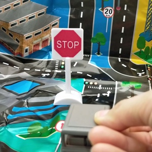 Señal de parada de tráfico de paisaje en miniatura, juguete de muebles de plástico para decoración de casa de muñecas, mundo en miniatura hecho - Product Image 4