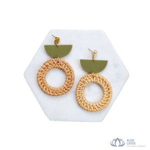 Boucles d'oreilles créoles en bois faites à la main, forme goutte d'eau, élégantes et tendance, motif lotus bleu Vivian Vo, pour femmes, idéales pour les soirées – Meilleures ventes - Product Image 1