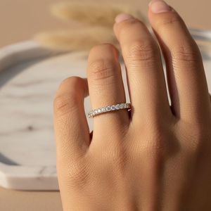 Anillo de media eternidad con certificado, engaste de púas compartidas, corte brillante redondo, oro de 18k, 0.35CTW, con diamantes cultivados en laboratorio - Product Image 6