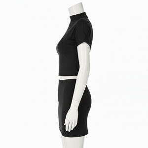 Ensemble deux pièces pour femmes, haut court à col montant noir uni à manches courtes et mini-jupe assortie, vêtements en gros OEM ODM - Product Image 2