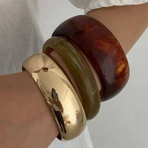 Bracelet jonc en résine marbrée ambre vert olive doré pour femme, large, épais, brillant, bijou de mode - Product Image 1