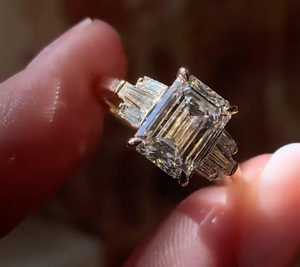 Anillo de Diamantes de Corte Esmeralda de 3.01CT Cultivados en Laboratorio, con Siete Piedras Laterales de Corte Baguette, Oro Sólido de 18K, Regalo Sorpresa para Boda o Fiesta - Product Image 2