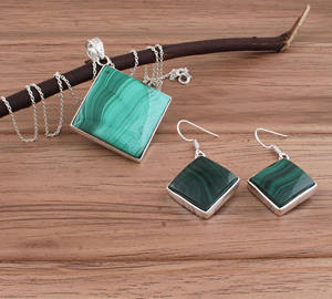 Colgante de Plata de Ley 925 con Circonita Verde Natural Vintage de Lujo con Incrustaciones de Piedras Preciosas para Joyería de Aniversario - Product Image 1