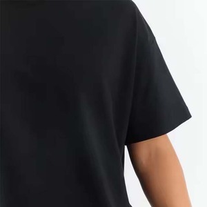 T-shirt classique surdimensionné personnalisé pour homme, de bonne qualité, rayé rose, col rond avec détails côtelés, base noire, style Ringer - Product Image 5