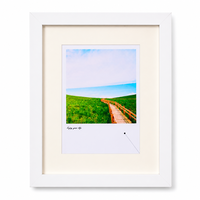 Cadre photo en bois MDF blanc avec passe-partout crème, épaisseur 2 cm, taille personnalisée pour affichage sur table