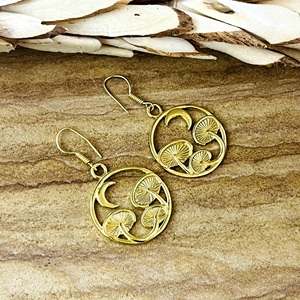 Dernier design Boucles d'oreilles pendantes champignon bohèmes en laiton plaqué or 18 carats pour femme, motif croissant céleste, vente en gros - Product Image 3