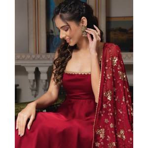 Robe de soirée trapèze en satin faite main par un créateur, avec jupe et dupatta, coupe taille naturelle - Product Image 4