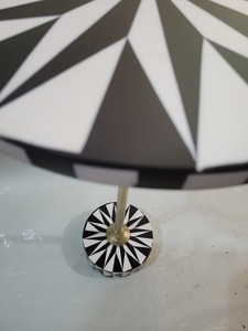 Table à manger en résine époxy, plateau rond fait main, style rivière, décoration personnalisée bleue, mobilier de maison, bord océanique en noyer - Product Image 3