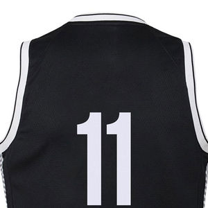 Camiseta de baloncesto negra personalizada, unisex, para adultos, sin mangas, con cuello en V, malla 100% poliéster, número 11 impreso en serigrafía en la parte delantera y trasera - Product Image 5