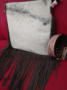 Bolso Bandolera Unisex de Cuero Vacuno Estilo Western con Diseño Floral Grabado a Mano, 20-36L, Impermeable, Antirrobo, Disponible en Stock - Product Image 2