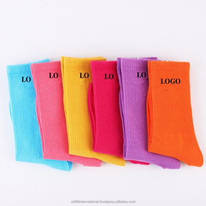Nouvelle tendance Chaussettes en coton de haute qualité avec logo personnalisé pour hommes Chaussettes de sport colorées unisexes pour adultes - Product Image 3