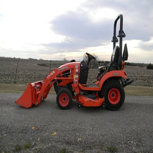 Tracteur agricole durable Kubota BX2380 4x4, conçu pour les travaux agricoles lourds, fonctionnement fluide et stabilité. - Product Image 4