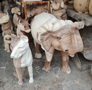 Estatua de perro y elefante de madera de suar para decoración del hogar. Decoración navideña hecha a mano de Java Central, Indonesia - Product Image 3