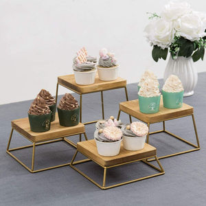 Support à gâteau en bois et métal avec finition dorée - Product Image 5