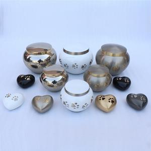 Urnes funéraires pour animaux de compagnie en étain et laiton de qualité supérieure, modèle Odyssey Paw, avec empreinte de patte gravée, pour cendres d'animaux et stockage des cendres de crémation - Product Image 1