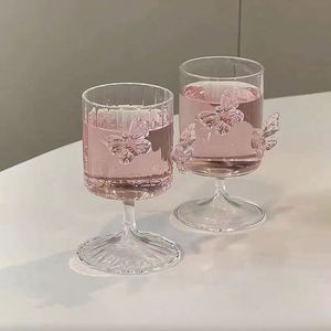 Copa de Vino Alta de Cristal Borosilicato Resistente al Calor con Diseño 3D de Mariposas, Personalizada al por Mayor - Product Image 3