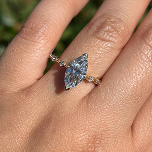 Anillo de Compromiso y Boda Clásico de Lujo con Diamante Ovalado de 2.35 Quilates Cultivado en Laboratorio, Certificado IGI, Chapado en Oro de 14K y Engaste Invisible - Product Image 2