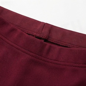 Mini-jupe asymétrique bordeaux pour femme avec bordure blanche, design sportif, taille élastique, tissu polyester respirant - Product Image 4