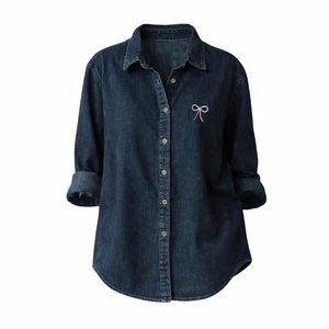 Encanto Vaquero Sin Esfuerzo: Camisa Clásica de Botones en Índigo con Detalle de Lazo Minimalista, Corte Relajado para el Día a Día - Product Image 4
