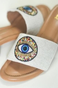 Sandales d'été modernes à enfiler, très tendance, personnalisées pour femme, avec perles œil porte-bonheur faites à la main, couleur et matériau personnalisables - Product Image 1