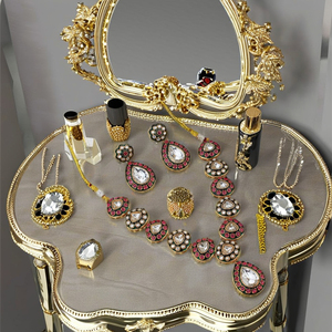 Conjunto de Joyería Tradicional de Aleación Kundan con Cristales |   Collar y Pendientes con Diseño de Flores Étnicas Hechos a Mano |   Artículos de Fiesta Chapados en Oro Antiguo - Product Image 2