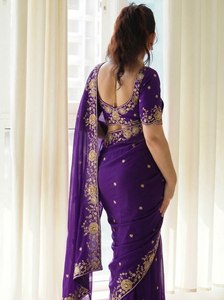 Sari de Seda Morado con Bordado Floral Dorado de NiMa Creations, para Mujer, Tradicional, para Bodas y Fiestas, Largo hasta el Suelo, Estilo Indio - Product Image 3
