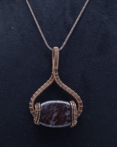 Collier en agate naturelle avec pendentif enroulé de fil de cuivre |   Collier artisanal bohème en pierres précieuses - Product Image 2