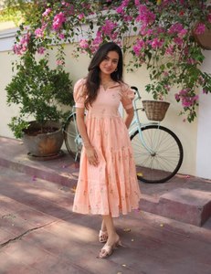 Robe midi rose brodée de fleurs, coupe trapèze, avec col Peter Pan et manches courtes, pour un usage quotidien, style été, en coton Chanderi - Product Image 3