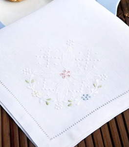 Serviettes en tissu carrées personnalisées, brodées de petites fleurs, réutilisables, durables, lavables en machine, avec ourlet festonné, en coton, pour le dîner - Product Image 1