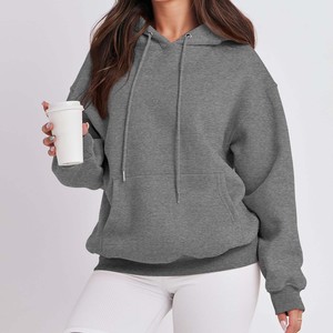 Sudadera con capucha estilo urbano relajado para mujer, con bolsillo canguro, mezcla de algodón cepillado, corte holgado, fabricante mayorista - Product Image 1