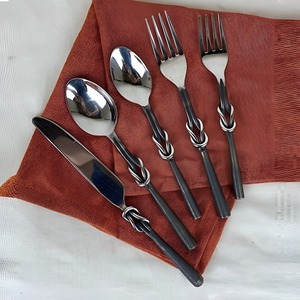 Juego de Cubiertos de Metal Forjado a Mano Resistentes con Mangos Anudados, Acabado Plateado para Uso en Hogares, Hoteles y Restaurantes - Product Image 2