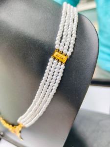 Ensemble de collier en or massif 22 carats avec perles, quatre rangs de perles blanches, pendentif floral, bijoux de mariée indiens traditionnels pour femmes - Product Image 3